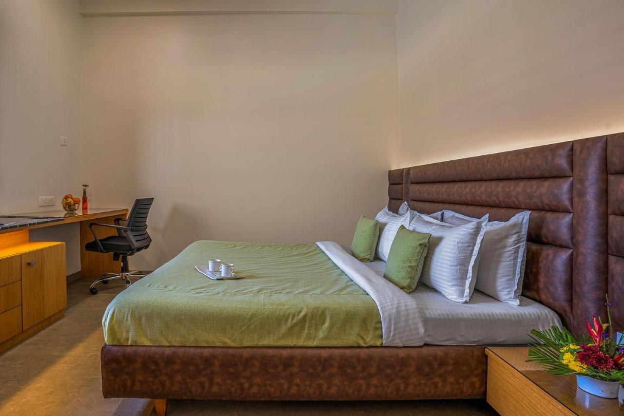 Le Bon Horizon: Hillside Elegance with Pool and Gazebo near Sula Villa Nashik Exterior photo